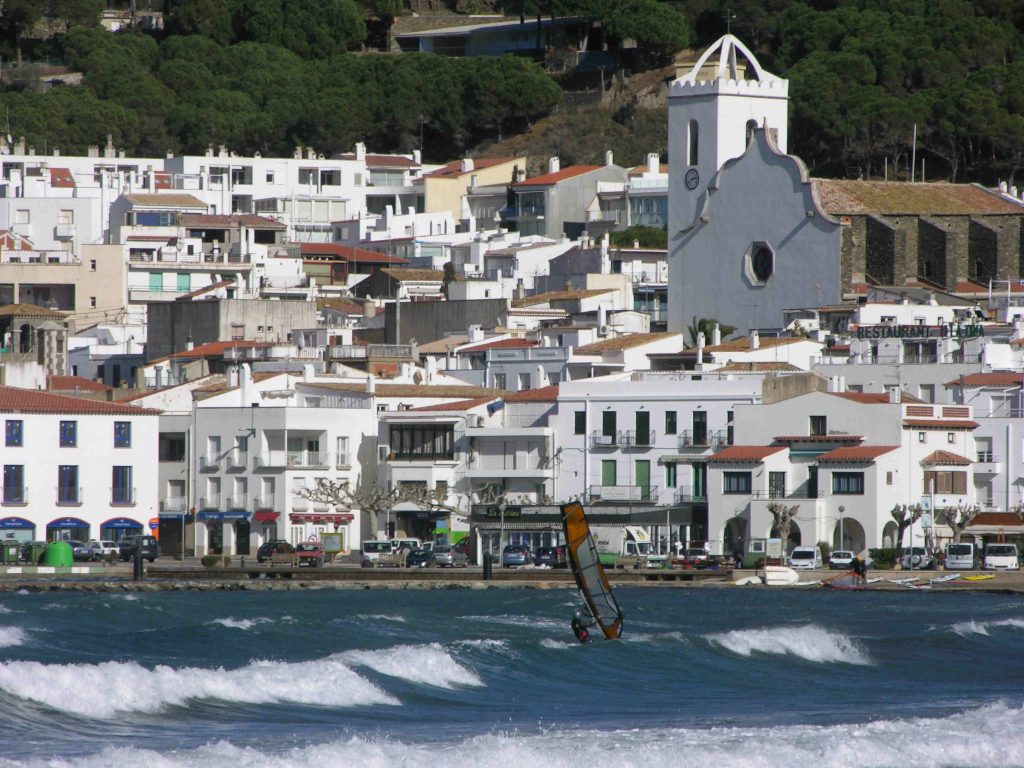 hacer wind surf en el port de la selva