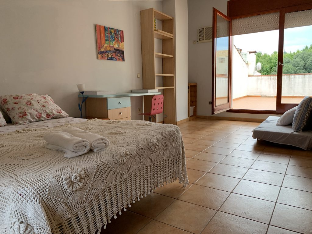 habitación en el piso de arriba con terraza y baño privado