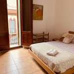 Una de las 4 grandes habitaciones del apartamento para grupos en Figueras , donde haras vida en comun con el resto de personas. Para dormir en Figueres.