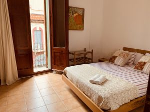 Una de las 4 grandes habitaciones del apartamento para grupos en Figueras , donde haras vida en comun con el resto de personas. Para dormir en Figueres.