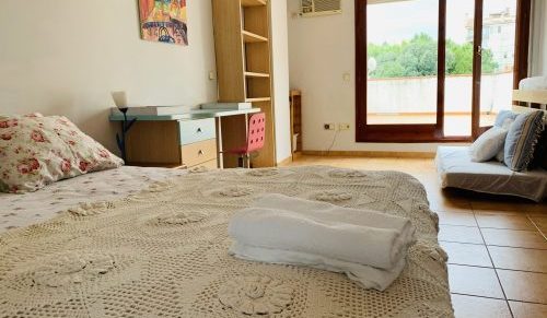 La habitacion de matrimonio con balcón. Dormir en Figueras. Reserva nuestro apartamento