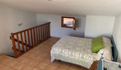 habitación en el piso de arriba con terraza y baño privado