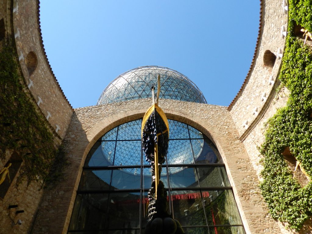 plaza central del museo Dali.