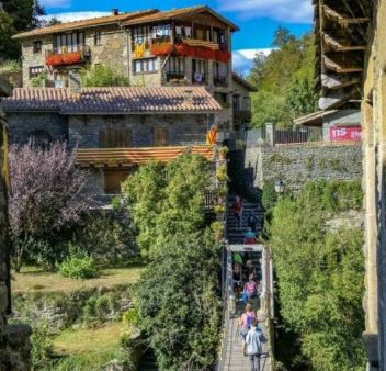 rupit-el-famoso-puente-de-madera-colgante-que-te-lleva-al-pueblo