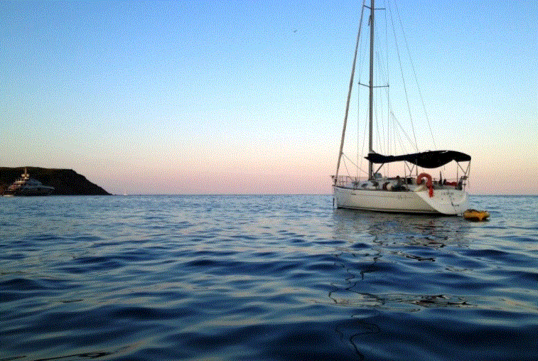 Vista de la salida del sol desde un velero