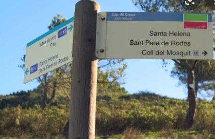 Caminando hacia el Monasterio de Sant Pere de Rodes encontraremos un CARTEL QUE LLEVA AL COLL DEL MOSQUIT DESDE MAS VENTOS