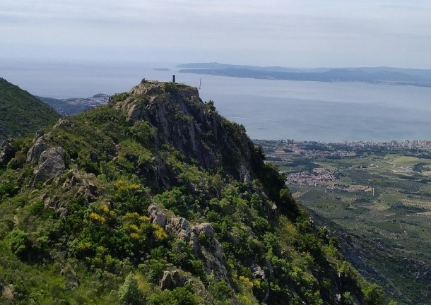 IMAGEN DEL VERTICE GEODESICO QUE HAY EN LA CIMA FRENTE A LAS RUINAS DE SANT SALVADOR , VISTO DESDE LAS RUINAS