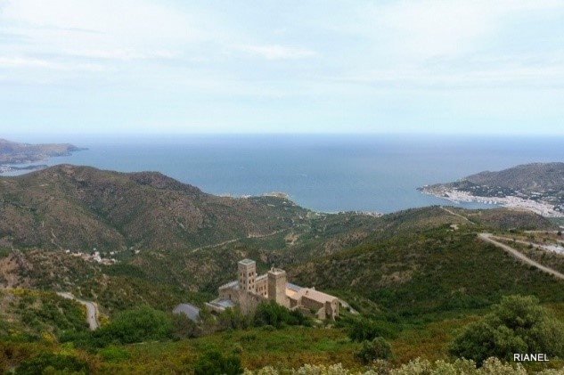 IMAGEN DE SANT PERE DE RODES Y SU MONASTERIO DESDE LAS RUINAS DE SANT SALVADOR