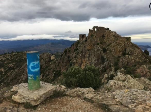 VERTICE GEODESICO QUE HAY EN LA CIMA FRENTE A LAS RUINAS DE SANT SALVADOR