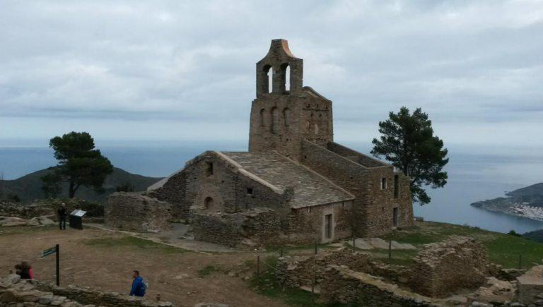 Caminando hacia el Monasterio de Sant Pere de Rodesmas paraemos por el ventos , que se encuentra en medio de cualquier camino que vaya a Sant Pere de Rodes